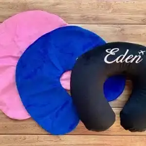 כרית לטיסה/נסיעה עם רקמה בעיצוב אישי