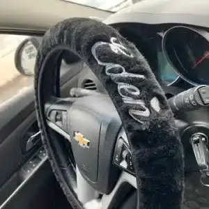 כיסוי להגה פרווה עם רקמה בעיצוב אישי