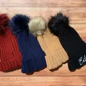 כובע צמר פונפון צבעוני עם רקמה בעיצוב אישי