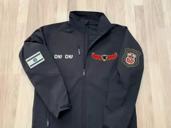 ⁦חדש! מעיל סופטשל עם רקמת סמל⁩ – תמונה ⁦3⁩