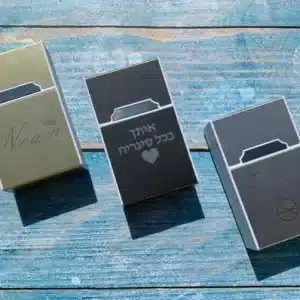 קופסת סיגריות עם מצית עם חריטה בעיצוב אישי