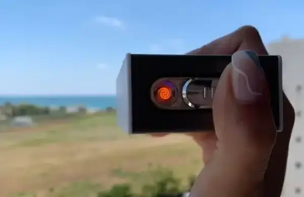 ⁦קופסת סיגריות עם מצית עם חריטה בעיצוב אישי⁩ – תמונה ⁦3⁩