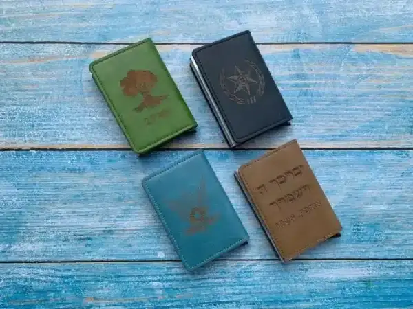 ⁦ארנק דמוי עור שולף כרטיסים עם חריטה⁩ – תמונה ⁦2⁩