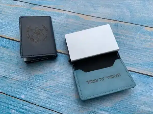⁦ארנק דמוי עור שולף כרטיסים עם חריטה⁩ – תמונה ⁦3⁩