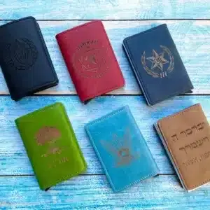 ארנק דמוי עור שולף כרטיסים עם חריטה