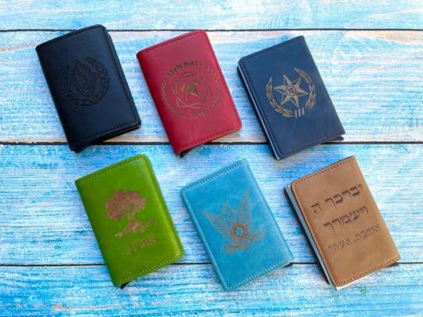 ארנק דמוי עור שולף כרטיסים עם חריטה