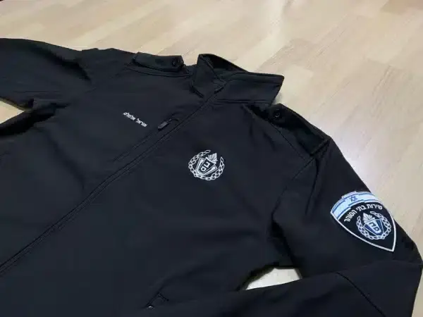 ⁦מעיל סופטשל שב''ס-סמל כתף, לוגו שבס ושם⁩ – תמונה ⁦2⁩