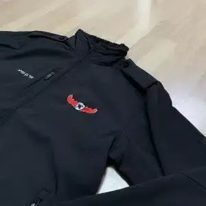 מעיל סופטשל כבאות והצלה - סמל כתף, דגל, לוגו כבאות ושם