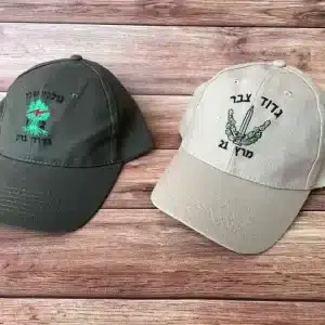 כובע מצחייה עם רקמת סמל