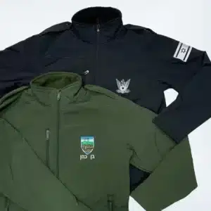 מעיל סופטשל עם סמל צבאי