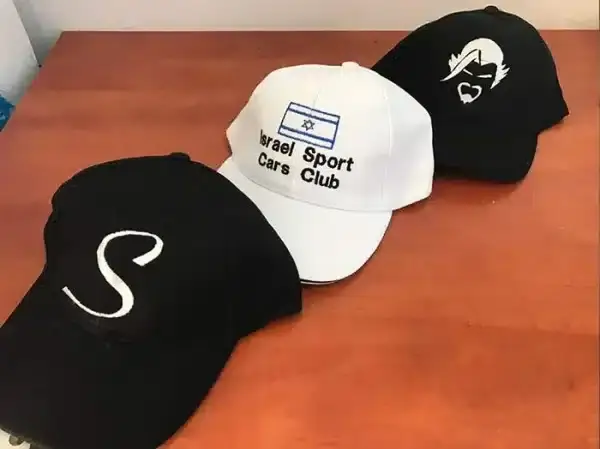 ⁦כובע מצחייה עם רקמה בעיצוב אישי⁩ – תמונה ⁦4⁩