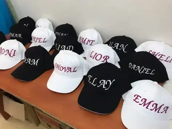 ⁦כובע מצחייה עם רקמה בעיצוב אישי⁩ – תמונה ⁦5⁩