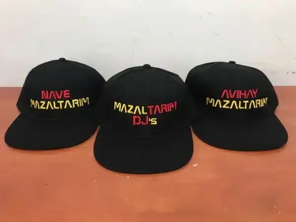⁦כובע מצחייה שטוחה עם רקמה בעיצוב אישי⁩ – תמונה ⁦3⁩