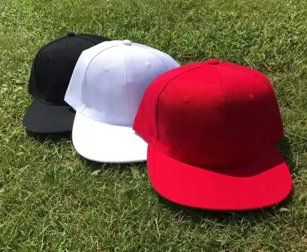 ⁦כובע מצחייה שטוחה עם רקמה בעיצוב אישי⁩ – תמונה ⁦4⁩