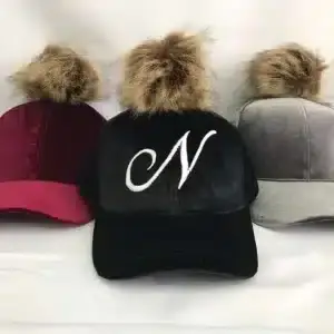 כובע מצחייה עם פונפון עם רקמת שם בעיצוב אישי