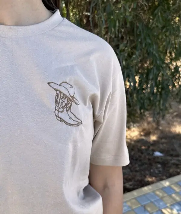 ⁦חולצת טישרט עם רקמת Fine Line⁩ – תמונה ⁦4⁩