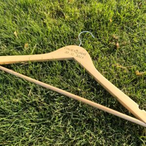 קולב עץ עם חריטה אישית